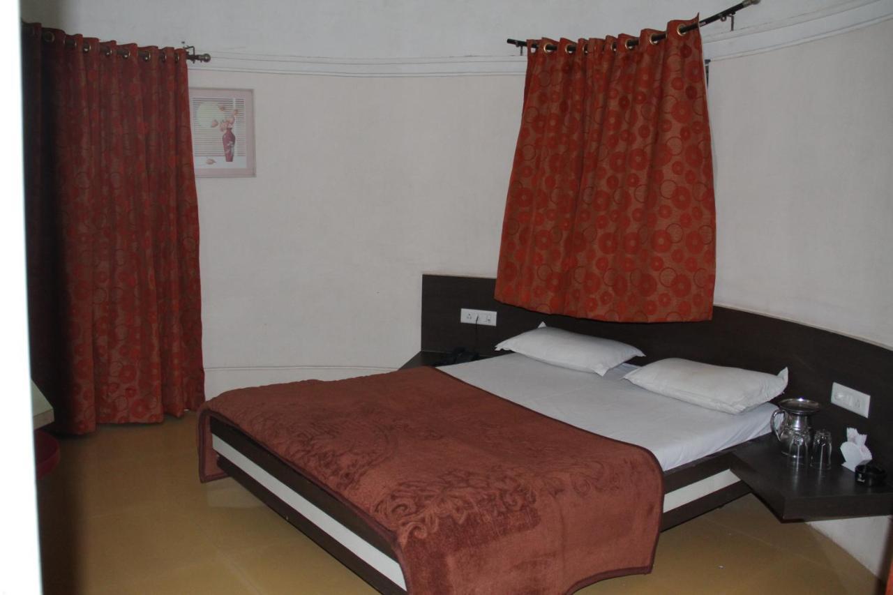 Hotel Tapovan Nashik Bagian luar foto